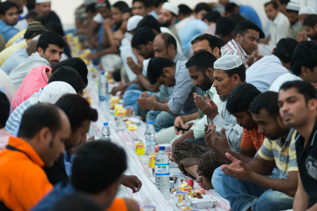 Il termine Iftar si riferisce al pasto serale con cui si interrompe il digiuno quotidiano durante il mese di Ramadan. L'Iftar durante Ramadan è un momento di condivisione, con famiglia e amici che si riuniscono subito dopo il Maghrib.